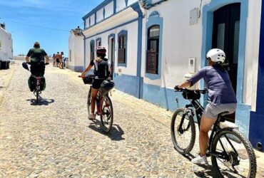 Famille dans une rue de la région de l'Algarve