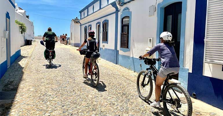 Famille dans une rue de la région de l'Algarve