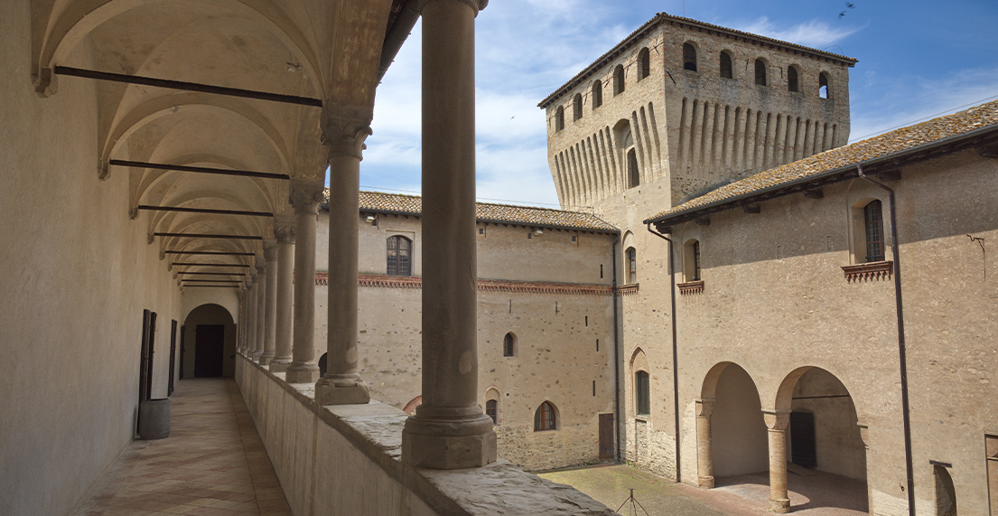 Vue sur une courre inerieur de chateau mediaval