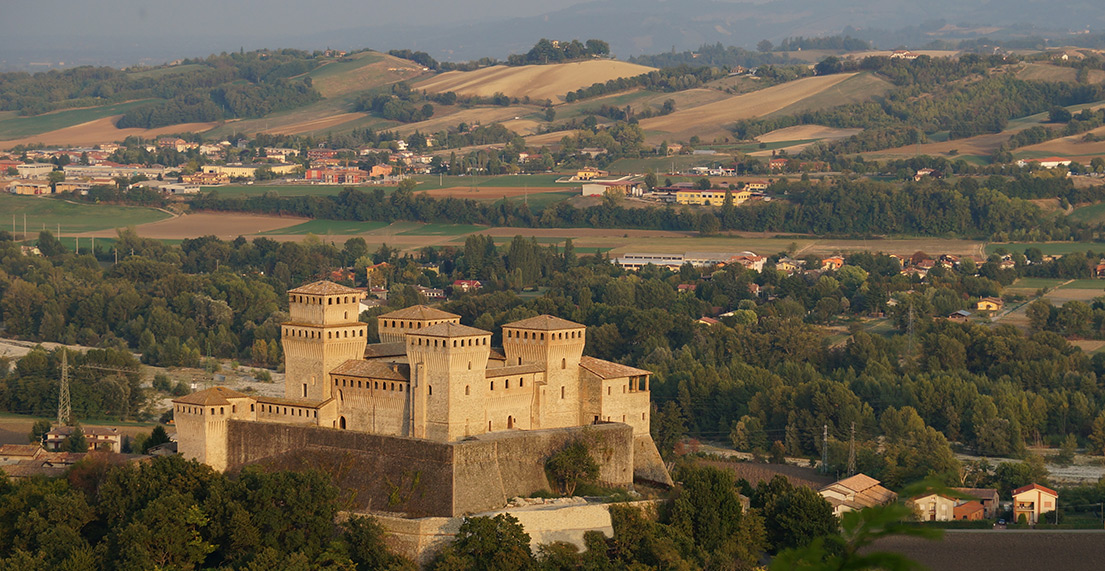 Un chateau medieval se dresse au