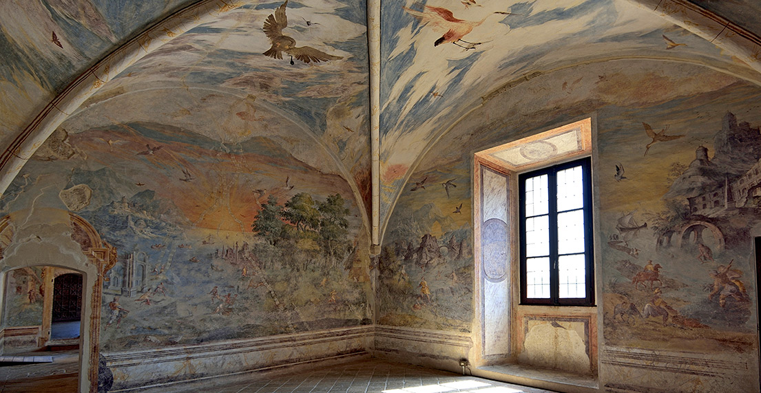 L'interieur d'un edifice en pierre voute avec des peintures murales et au plafond