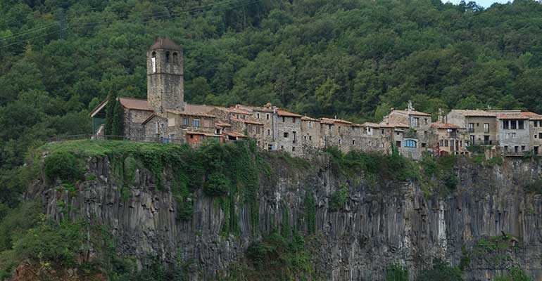 Village de Garrotxa perché sur une crête