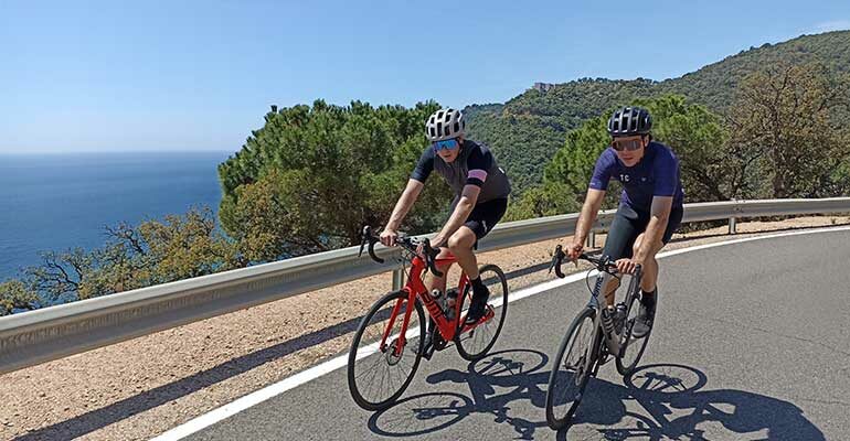 Deux cyclistes sur une route côtière de Catalogne