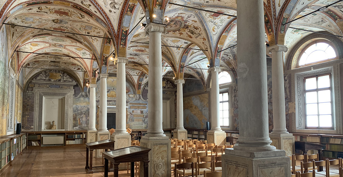 Interieur d'un monastere aux toit voute et fresques au plafond