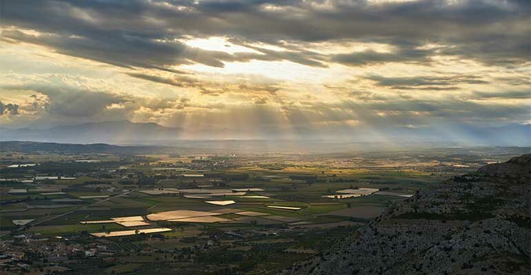 Rayons de soleil sur la vallée depuis Torroella de Montgri