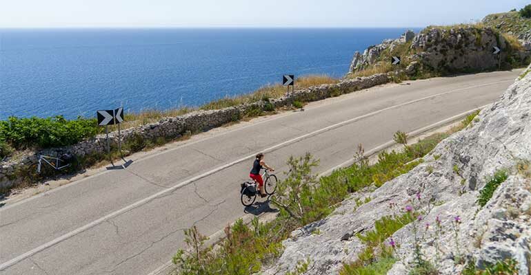 Cycliste en bord de mer