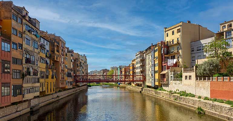 Vue de Girona depuis un pont sur le Riu Onyar