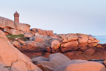 Cote-de-granit-rose-et-son-phare