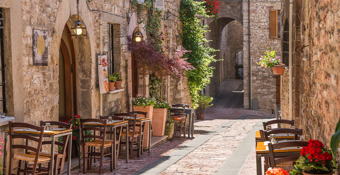 Une rue pavee ancienne avec un restaurant