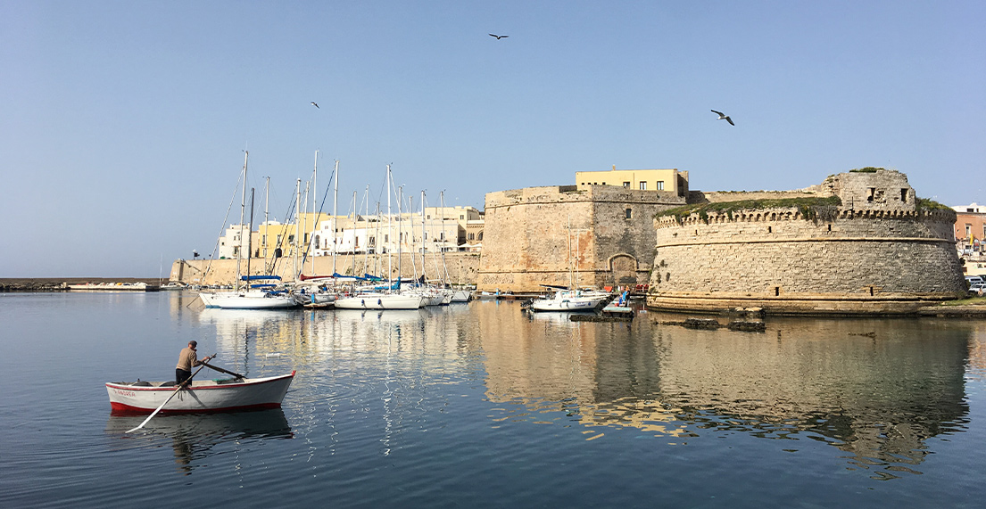 Un port de peche et sa forteresse
