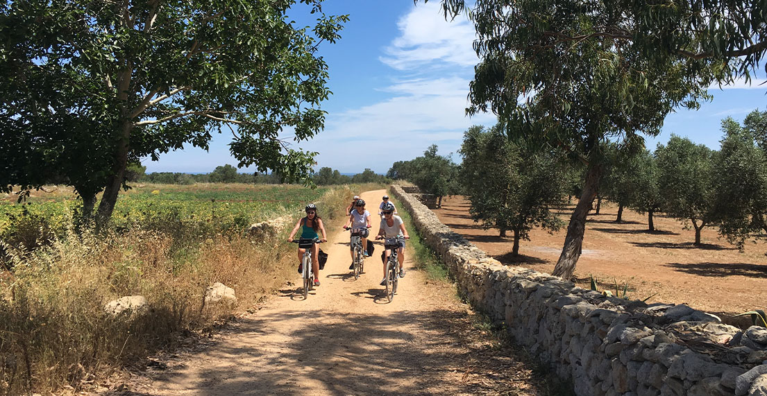 Une famille de cycliste roule sur des chemins tranquilles