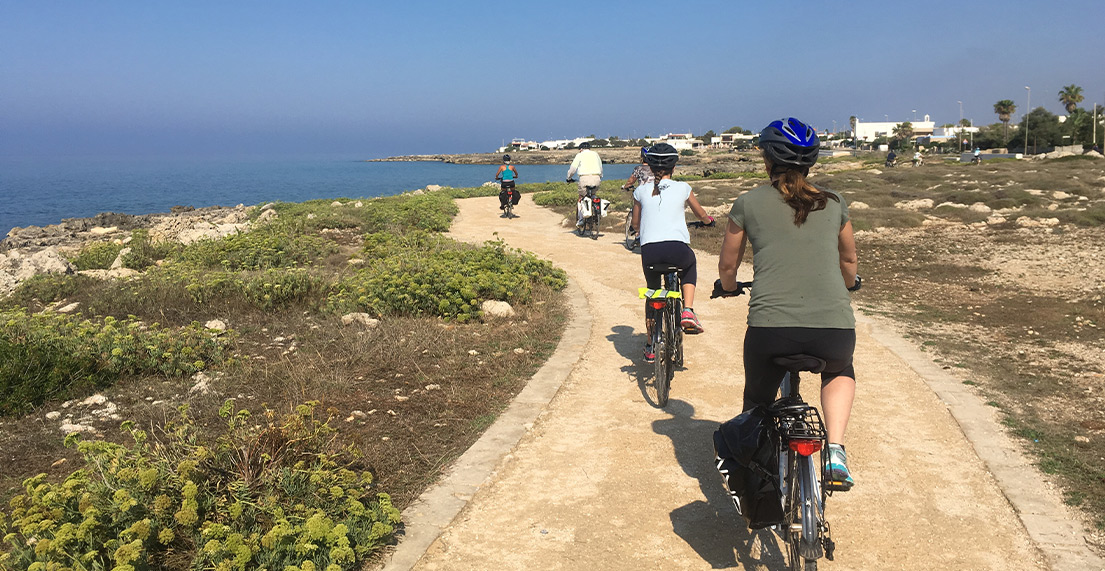 Une famille de cyclsites roule le long de la cote