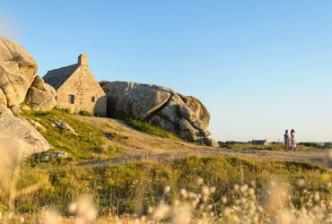 Deux personnes marchant sur le littoral breton