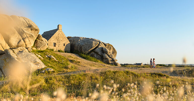 Deux personnes marchant sur le littoral breton