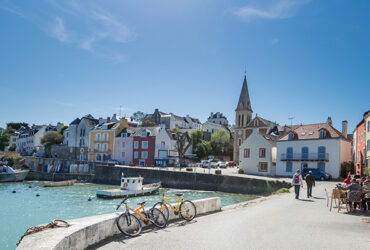 Belle ile en mer ses maisons colorées et son eau turquoise