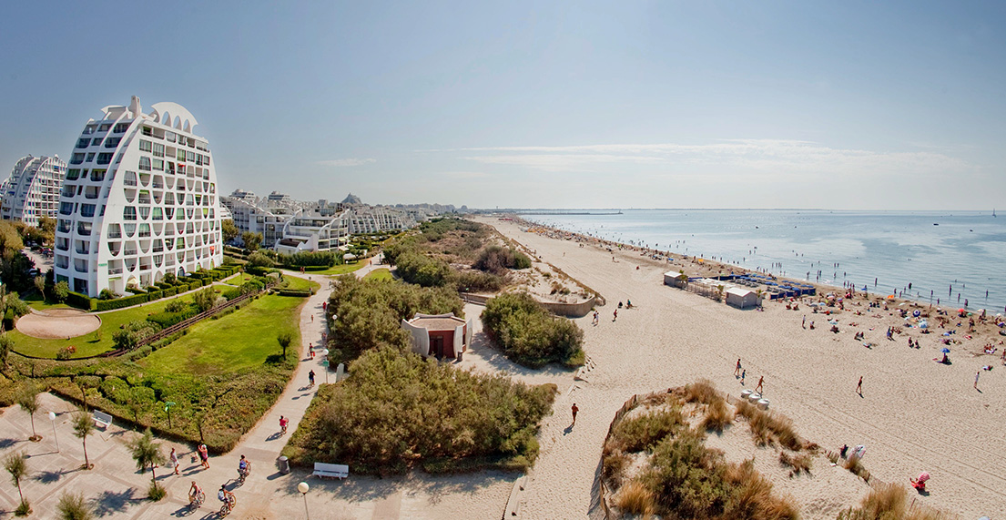Vue aerienne de la Grande Motte et ses batiments en forme de pyramides