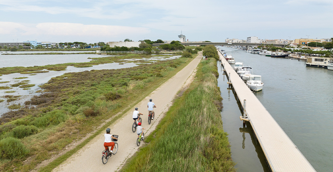 Un groupe de cycliste longe des marais