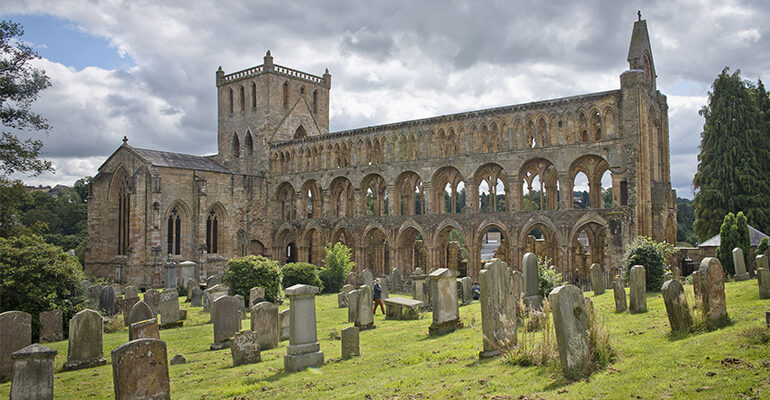 Abbaye en ruine avec ses pierres funéraires
