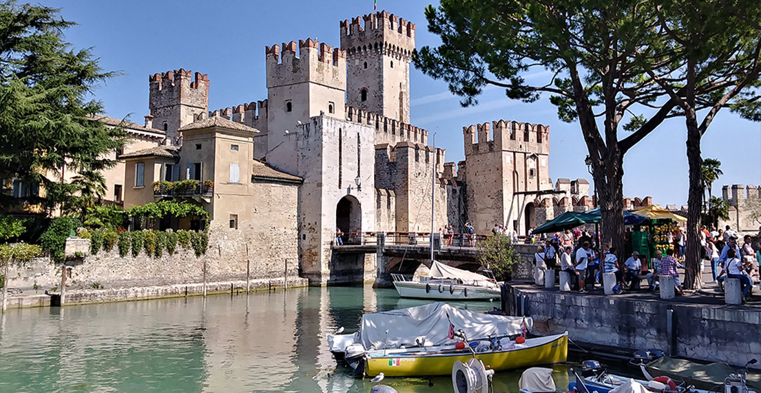 Un chateau medieval au bord du lac de garde