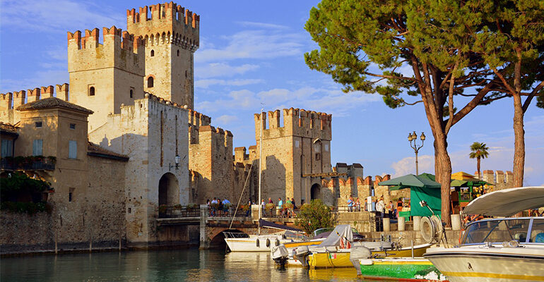 La ville de Sirmione et sa forteresse sur le Lac