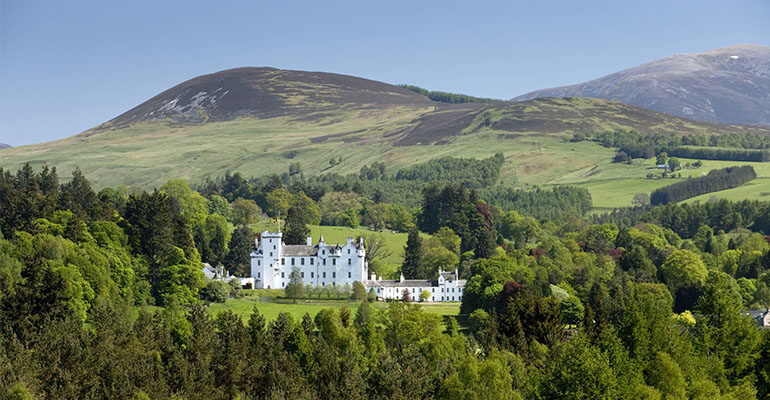 Le grand château blanc de Blair entouré par sa forêt