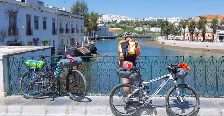 Un cycliste admire lune ville du haut d'un pont