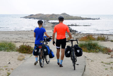 Deux cyclistes marche avec leurs vélo vers une petite îles