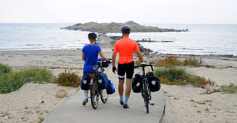 Deux cyclistes marche avec leurs vélo vers une petite îles