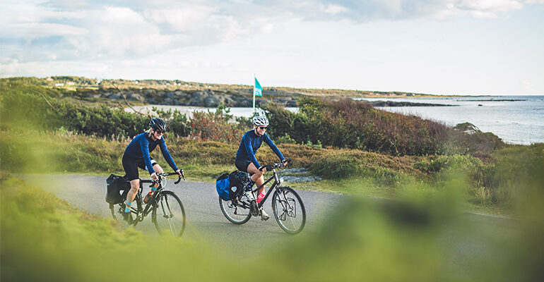 Deux cycliste sur une route de littoral