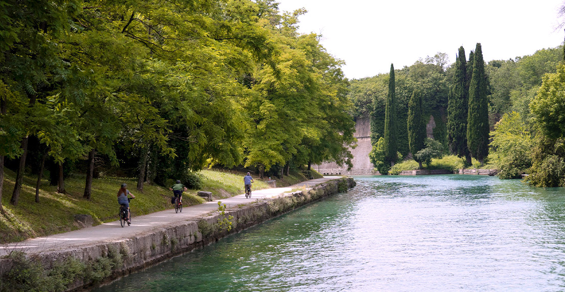 Une famille de cycliste roule le long d'une rivière