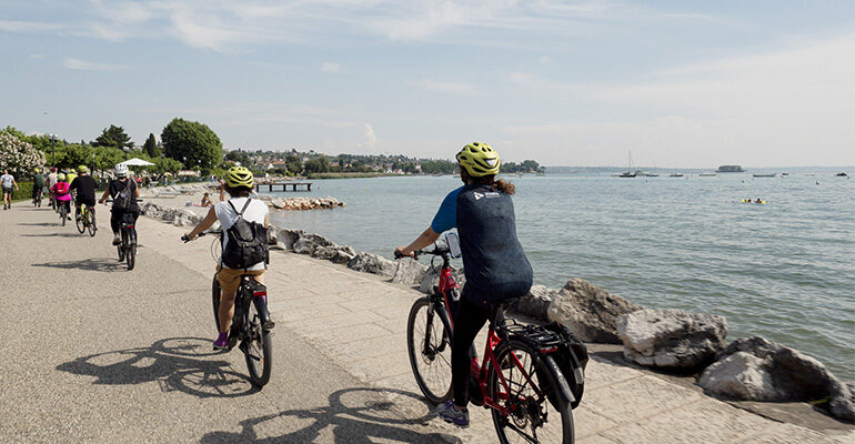 Un groupe de cycliste roule le long du Lac de Garde