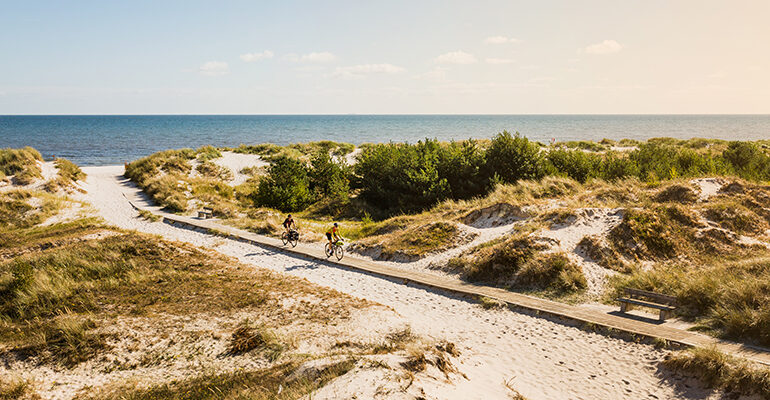 Cyclistes sur un chemin de littoral