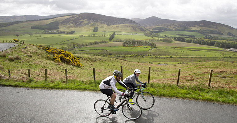 Deux cyclistes sur une route de montagnes