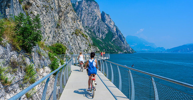 Cyclistes sur une passerelle du Lac de Garde
