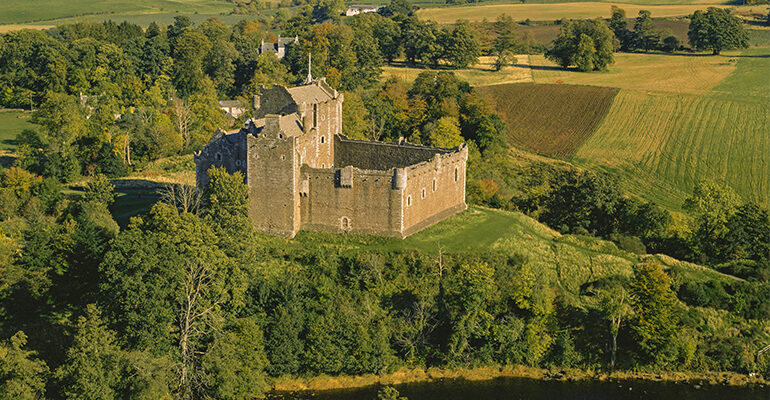 Vue sur un château médiéval, celui de Doune Castel