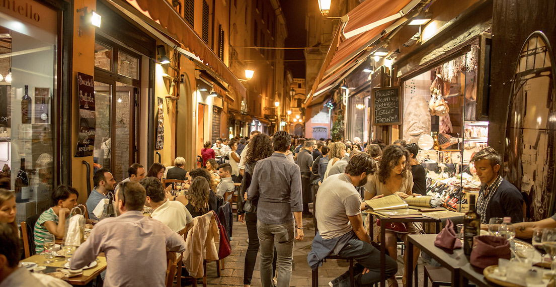 Un couple se balade dans les rues animees de restaurants