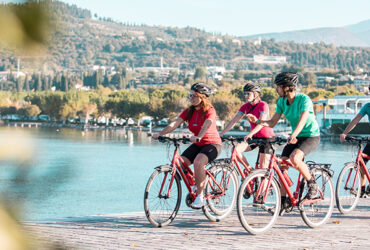 Un groupe de cyclistes roule le long du Lac de Garde