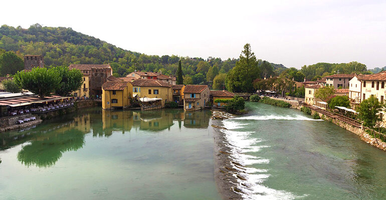Ville italienne en bord de rivière