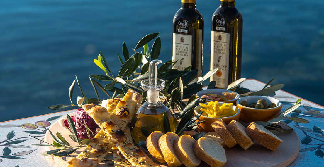 Un plateau gastronomique italien huile d'olive