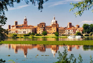 Vue sur le fleuve de Mantova et sa ville