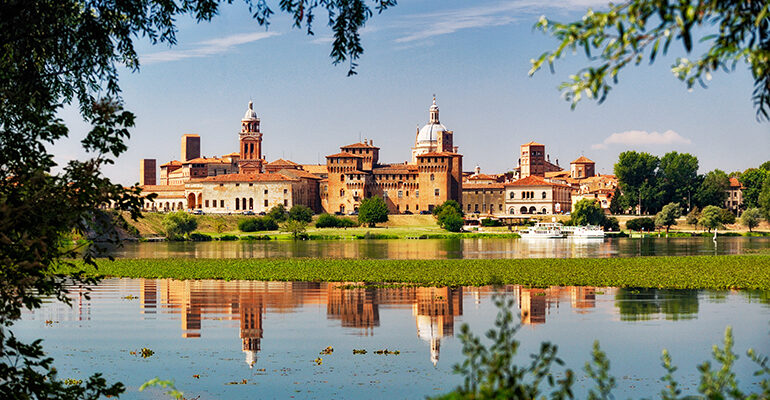 Vue sur le fleuve de Mantova et sa ville