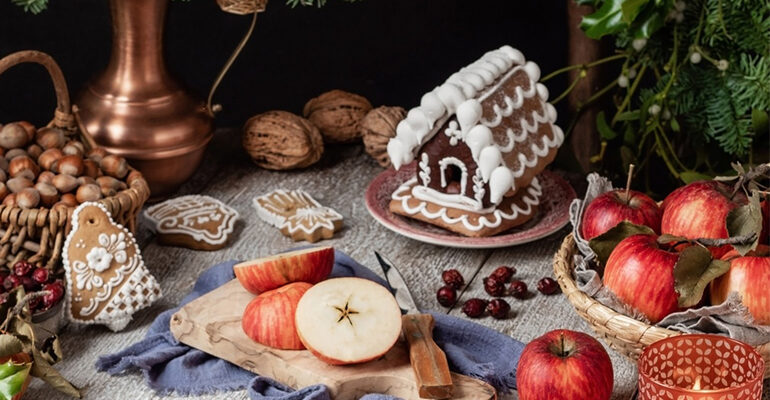 Table joliment décorée pour avec du pain d'épice, pomme et noix