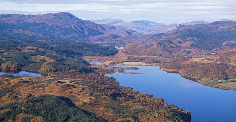 Vue aérienne d'un grand lac entouré de landes Écossaises
