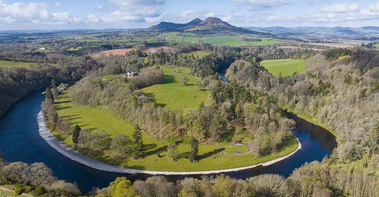 Un paysage montagneux avec une rivière