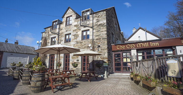 Jolie rue pavée avec un hôtel en pierres