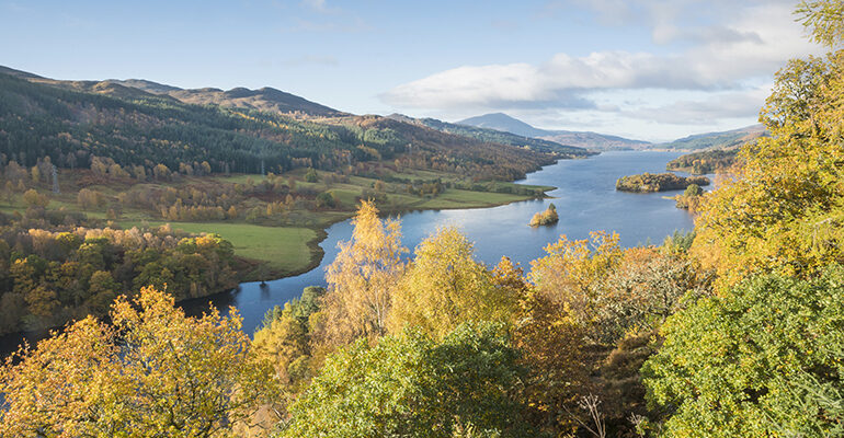 Vus sur un paysage écossais : montagnes, forêt et lac