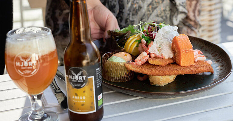 Plat de spécialités culinaires Danemark accompagné d'une bière locale