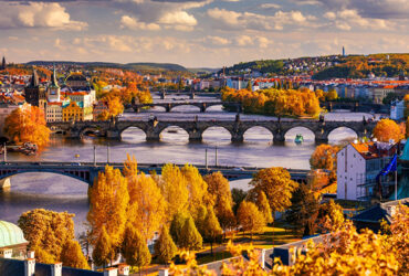 Vue aérienne de Prague sur le fleuve, ses ponts et son architecture