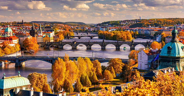 Vue aérienne de Prague sur le fleuve, ses ponts et son architecture
