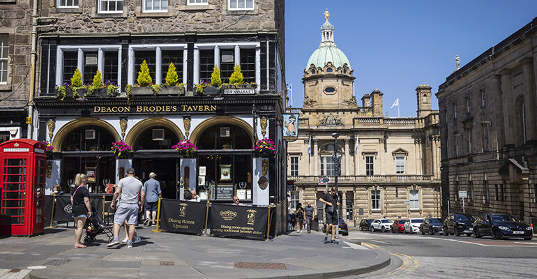 Un Pub écossais dans la ville pavée d'Edimbourg